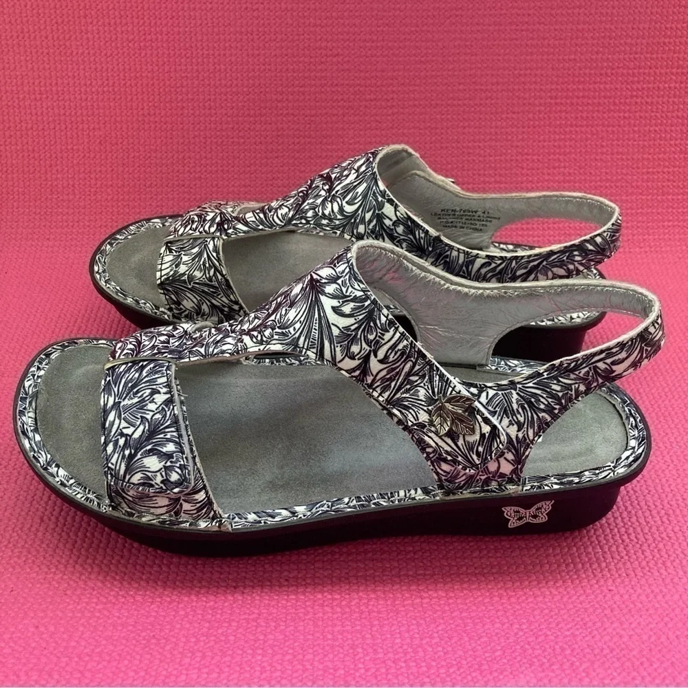 Algeria 36 Navy White Leather Sandals KEN-769.  Size 41 US 10.5